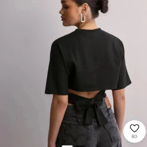 Nelly knyt topp  - Intressekoll på den populära knyt toppen från Nelly som är slutsåld överallt, därav priset 🩷