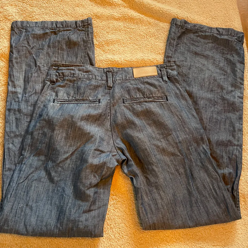 Fina Hugo Boss blå byxor 27/34.  Midjemåttet 80 cm, innerbensläng 85 cm. 55 % bomull och 45% linne.. Jeans & Byxor.