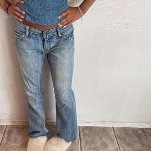 Superfina lowwaist bootcut jeans från Lee! De är vintage och i suveränt skick!❤️ Skriv för frågor och fler bilder!