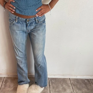 Lågmidjade jeans  - Superfina lowwaist bootcut jeans från Lee! De är vintage och i suveränt skick!❤️ Skriv för frågor och fler bilder!