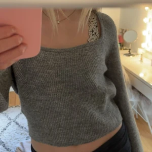 Grå stickad tröja - Väldigt fin och mysig stickad tröja! Använd få gånger och bra skick❣️❣️ Passar perfekt nu till hösten!