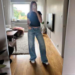 Snygga jeans från zara som är baggy med lite slitningar. Storlek 36 Obs frakt ingår ej i pris 