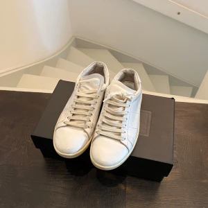 Saint laurent sl/01 - Hej säljer nu mina gamla saint laurent sneakers, de är i bra skick förutom en fläck på hälen som ni kan se på 5e bilden. Har du några frågor eller funderingar hör av dig. OBS boxen på bilden ingår ej 
