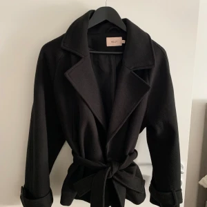 Höstjacka  - Säljes då jag köpt en ny. Lite nopprig men inte något som syns förutom på nära håll 