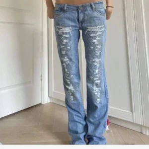 coola jeans  - assnygga och coola jeans från VS miss, säljes då de är för stora för mig💞  midja- 80cm runt om  innebenslängd- 82cm 💞 pris kan diskuteras vid smidig affär 
