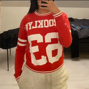 Röd tröja - Röd sweatshirt från BikBok i stor XS. Inte lika tjock som en vanlig sweatshirt, lite tunnare. Bra skick. 