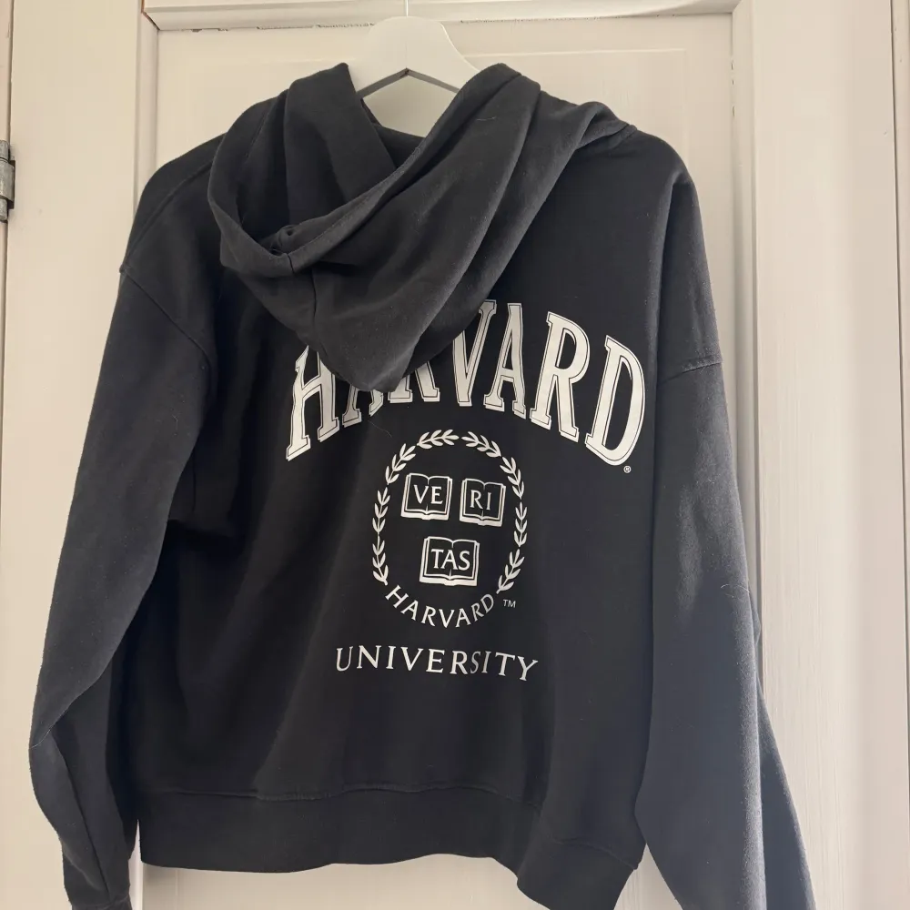 Köpt i Spanien, men tyvärr passade den inte som jag ville. Säljer för 250, då den är som ny, nypris 400kr. Hoodies.