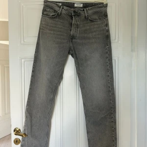 Gråa Jeans från Jack&Jones - Gråa Jeans från Jack&Jones W31 L32 Modell Loose/Chris Sparsamt använda, bra skick Tveka inte att höra av er vid frågor!