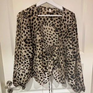 Leopardtopp - Leotopp, knyts omlott. Knappt använd! Frakt ingår inte i pris och betalas av säljaren🌺