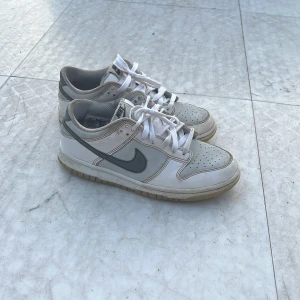 Hej säljer mina Nike dunks som nu inte kommer till användo hör av er om ni vill köpa. Pris kan diskuteras  - Okej skick rätt så rena snygga