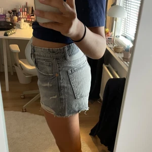 Gråa jeans shorts!  - Jag säljer super fina jeans shorts från zara som ALDRIG är använda. Dom är ganska små i storleken. (Porto tillkommer) 