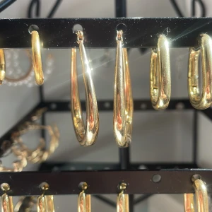 Guldörhängen  - Fina guldörhängen använda några gånger rostfria 💛