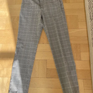 Rutiga Kostymbyxor  - Bra skicka. Slim fit.