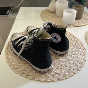 Säljer ett par svarta converse i strl 38. Skorna visar tydliga tecken på användning men är annars i gott skick!   Fler bilder kan skickas vid intresse! 🧡