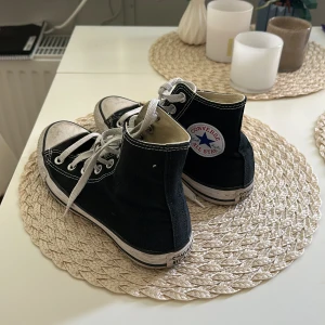 Svarta converse  - Säljer ett par svarta converse i strl 38. Skorna visar tydliga tecken på användning men är annars i gott skick!   Fler bilder kan skickas vid intresse! 🧡