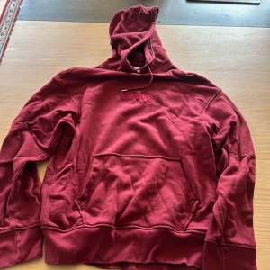 Levi’s hoodie - storlek M  - Hoodie från Levi’s i storlek S, men passar för en M också den är lite mer oversized. Den är vinröd i färgen och sparsamt använd. 