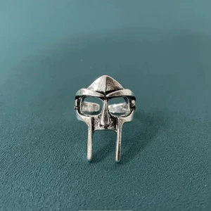 MF DOOM ring - Ringen passar normal stora fingrar, man kan böja den lite så den passar andra storlekar också. 
