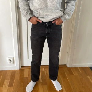 Svarta Jeans Chris Loose Fit - Ett par snygga jeans från Jack & Jones som inte längre kommer till användning. Skick 9/10, som nya! Sitter en aning tajt på mig, jag är 175 cm och väger 66 kg. Pris kan diskuteras
