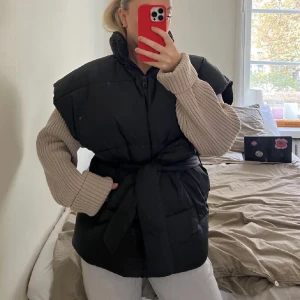 Fin väst  - Säljer min snygga väst! Perfekt te vintern och passar sjukt bra te en stickad tröja🥰