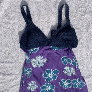 Klänning - Söt klänning köpt second hand. Den blå överdelen är virkad, resten av tyget är mjukt och stretchigt. I ryggen kan man byta den för att ändra passform. M men passar mig med S. Har ett litet hål (se bild) annars fint använt skick. 💜