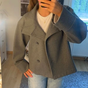 Gina Kappa - En grå höst/vår kappa från Gina Tricot i bra skick!😊Original pris: 599kr