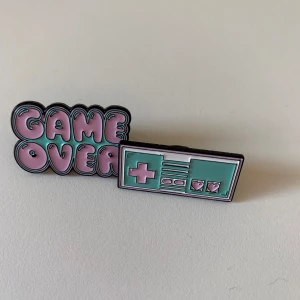 Gaming Pastel Kawaii Pins - Två enamel pins i pastell-färger med speltema 