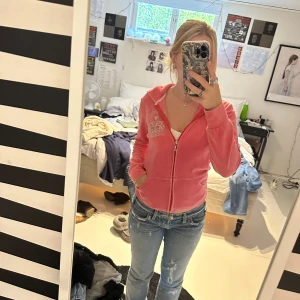 Juicy couture kofta - Jätte fin 2000s kofta ifrån juicy, bra skick men några rhinestones har ramlat av på trycket i bak. Storlek L men sitter som xs/s