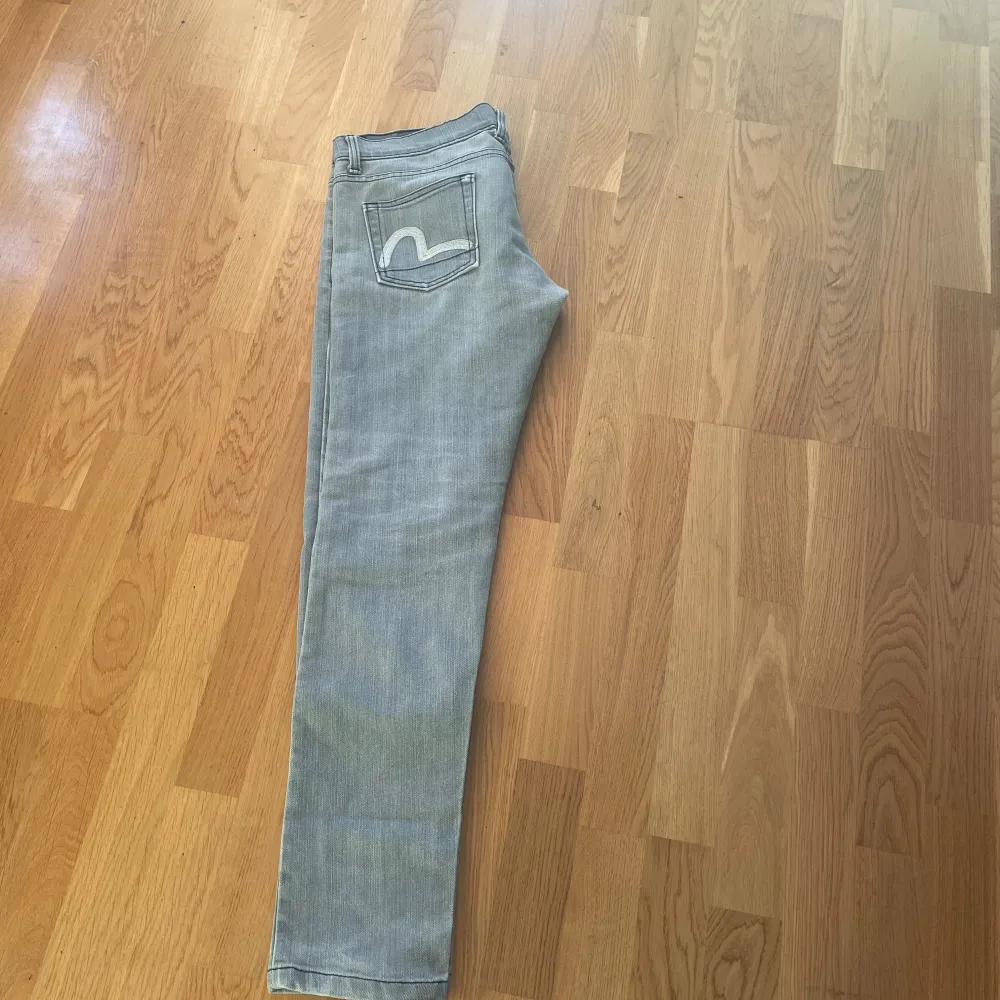 Evisu jeans köpta på Sellpy säljer pga att dom var för stora straight leg . Jeans & Byxor.