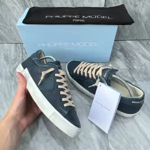 NYA/OANVÄNDA Philippe Model sneakers | Sitter 0,5 storlek större | Nypris: 4000 kr | Ingår: PhilippeModel kort och box | Frakt spårbart via Postnord eller Instabox, där köparen betalar | Tveka inte att höra av dig vid frågor📩