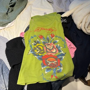 Ed Hardy linne - Fint grönt ed Hardy linne med diamanter på,storlek large men sitter mer som s. Jag har oftast xs/s,super skick inga defekter
