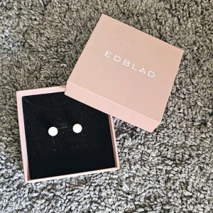 Örhängen  - Skriv ba vi skickar inom 24 h bra kvalitet du får med en random produkt