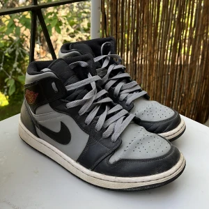 Air Jordan 1 Mid Shadow Red - Lite smutsiga men allt går bort snabbt om man tvättar dom, får me svarta och smörerna som är på, box finns också, pris kan diskuteras vid snabb affär