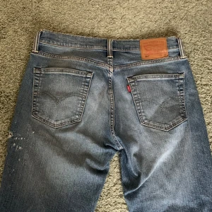 Levis jeans - Levis blåa jeans  Midjemått: 41,5 cm Innerbenslängd: 74 cm