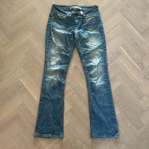 Jeans - Ljus blåa jeans från Only. Passar mig knappt längre . Midja Strl 34 Längd strl 36. Är 172 cm