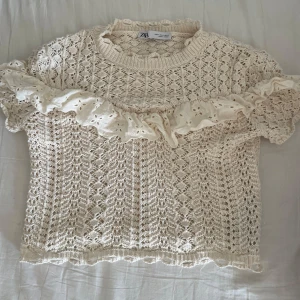Virkad topp från Zara - Superfin benvit virkad topp från Zara. Går inte längre att köpa på hemsidan och är knappt använd.