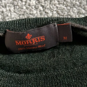 Morris tröja  - Säljer denna riktigt feta gröna Morris tröja i storlek M. Den har använts lite men syns inte, därför skick 9/10. Ny pris: 1500 mitt pris: 600