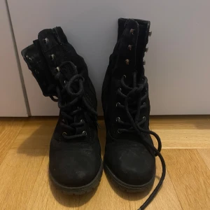 Klackar - Säljer de här jätte fina boots med klackar eftersom de inte kom till en användning längre 💕