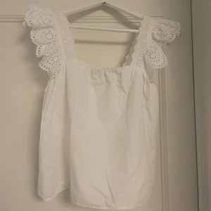 Vit blus med volang💕 - Vit blus/ topp med volang-detalj💕