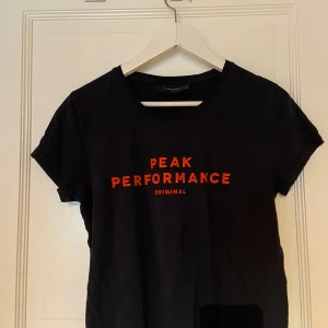 Peak Performance tshirt  - Använd men ser ut som ny ändå