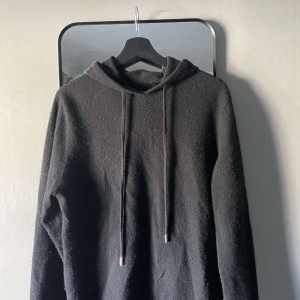 Kashmir hoodie - Svart kashmir hoodie - Storlek M Säljer en svart hoodie i kashmir storlek M. Supermjuk och skön, perfekt nu när det blir kallare! Använd bara ett par gånger och i bra skick. Snygg och enkel design med snören. Perfekt för chill och uppklädda tillfälle