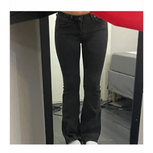 Flame Low Flared Jeans  - Jeansen är lite lite långa för mig som är 162cm. De är i mörk grå färg och i fint skick💗 Low waist 