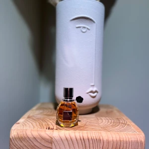 Flowerbomb Viktor & Rolf, Kvinnlig - Säljer kvinnlig parfym Viktor & Rolf, strax under 50 ml