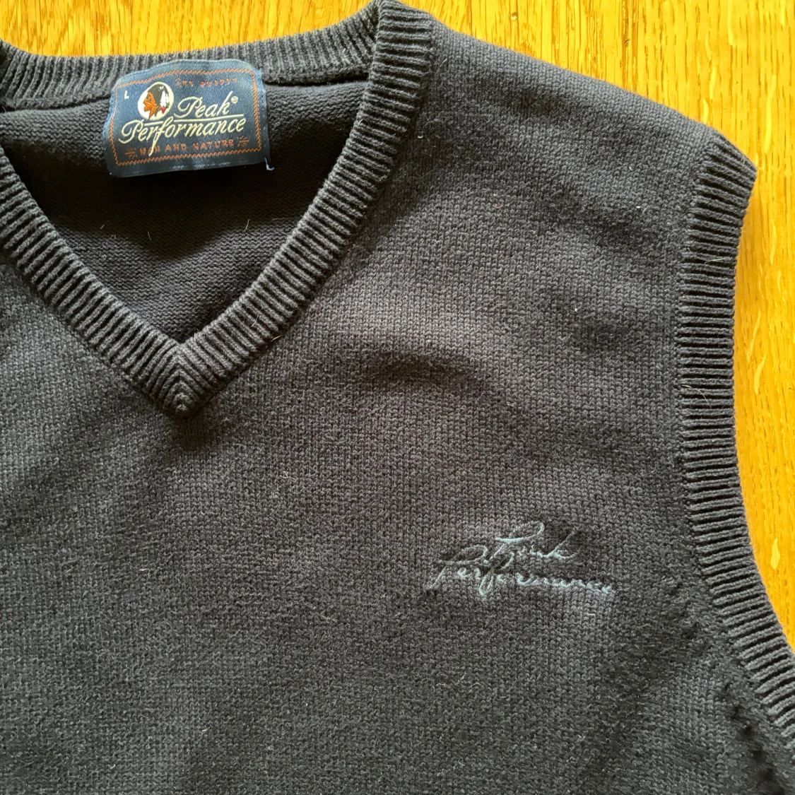 Svart stickad väst från Peak Performance - 90