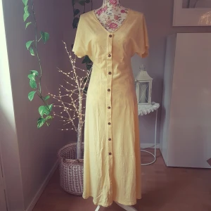 Maxiklänning med knappar - Använd fåtal gånger. Mjuk bomull, fejk-knäppning. Från Bonprix, passar stl XS/S. ~ STOR rensning & klänningsbonanza i min shop ~ Välj 5 för 100kr oavsett pris, skicka medd/lämna som prisförslag (gäller där det står) ~