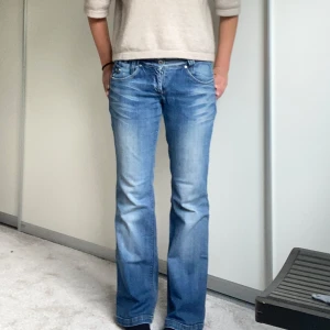 lågmidjade jeans💘 - skitsnygga, trendiga lågmidjade jeans!! superfint skick, som nya. säljer då de tyvärr är lite stora. skriv vid minsta fundering!!💘💘