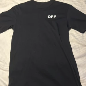 Offwhite x Stussy t-shirt - En Offwhite x Stussy t-shirt köpt på en marknad i grekland. Använd ett par gånger men har inget spår på använding.