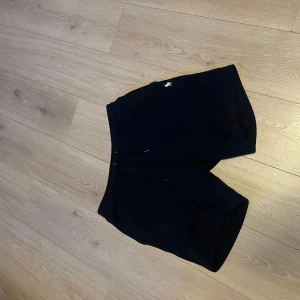 Ralph lauren shorts - Snygga mörkblåa shorts med en liten broderad logga på framsidan. Perfekta för en avslappnad stil. Inga defekter förutom det på bild 3 men det syns inte så mycket eftersom de är i fickan!  Snörerna lite olika långa
