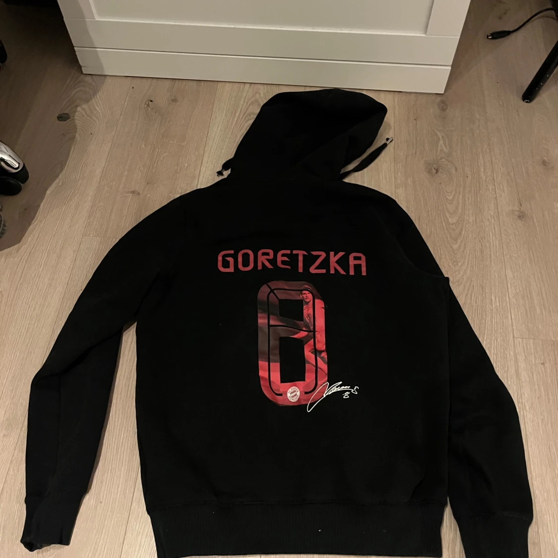 Svart hoodie med Goretzka-tryck - 90