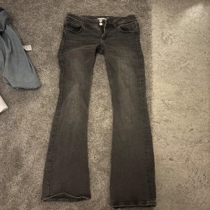 Svarta väldigt lågmidjade bootcut jeans - Snygga svarta bootcut jeans från Gina Tricot. 