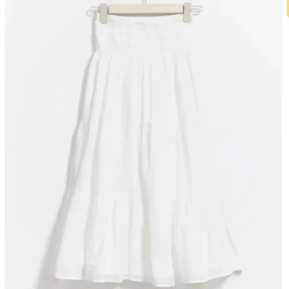 Vit långkjol med volang